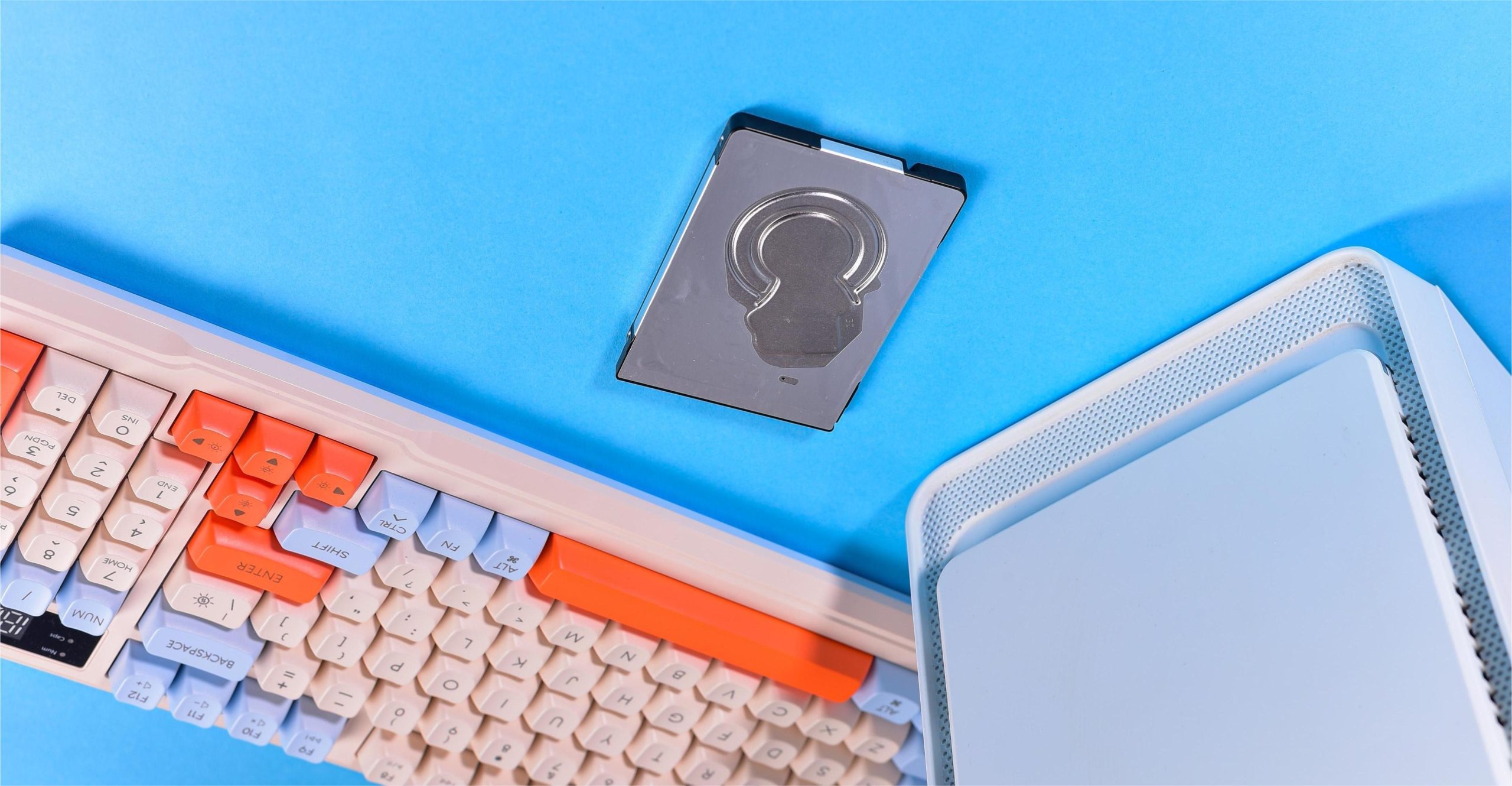 minimalist-computer-desk-setup-with-hard-drive (1)